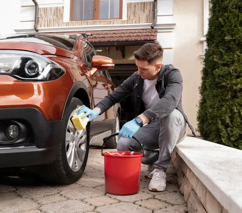Lavage auto à domicile Vieille-Brioude : professionnel intervenant sur un véhicule